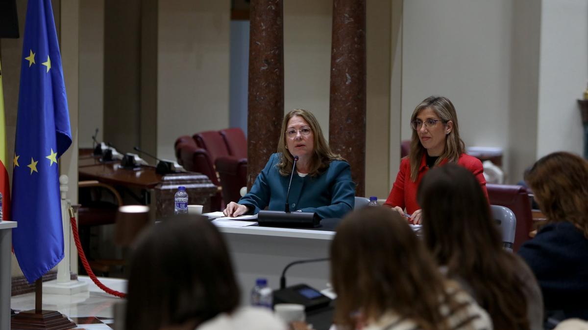 La presidenta de la Asamblea Regional, Visitación Martínez, ha presentado el balance del año 2025 durante un desayuno informativo con los medios