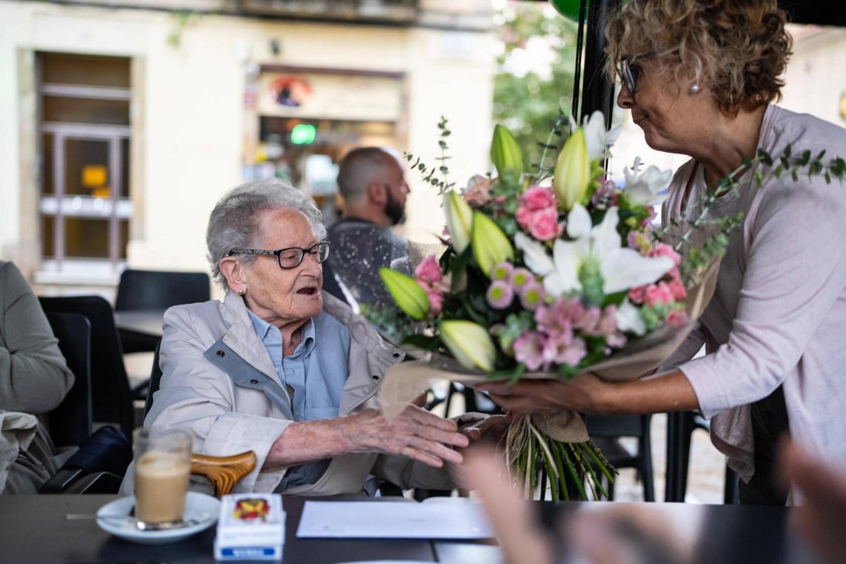 Lluïsa recibe un ramo de flores del ayuntamiento por se centenario, entregado por la consejera municipal del PSC Mercè Saltor, el pasado día 20.