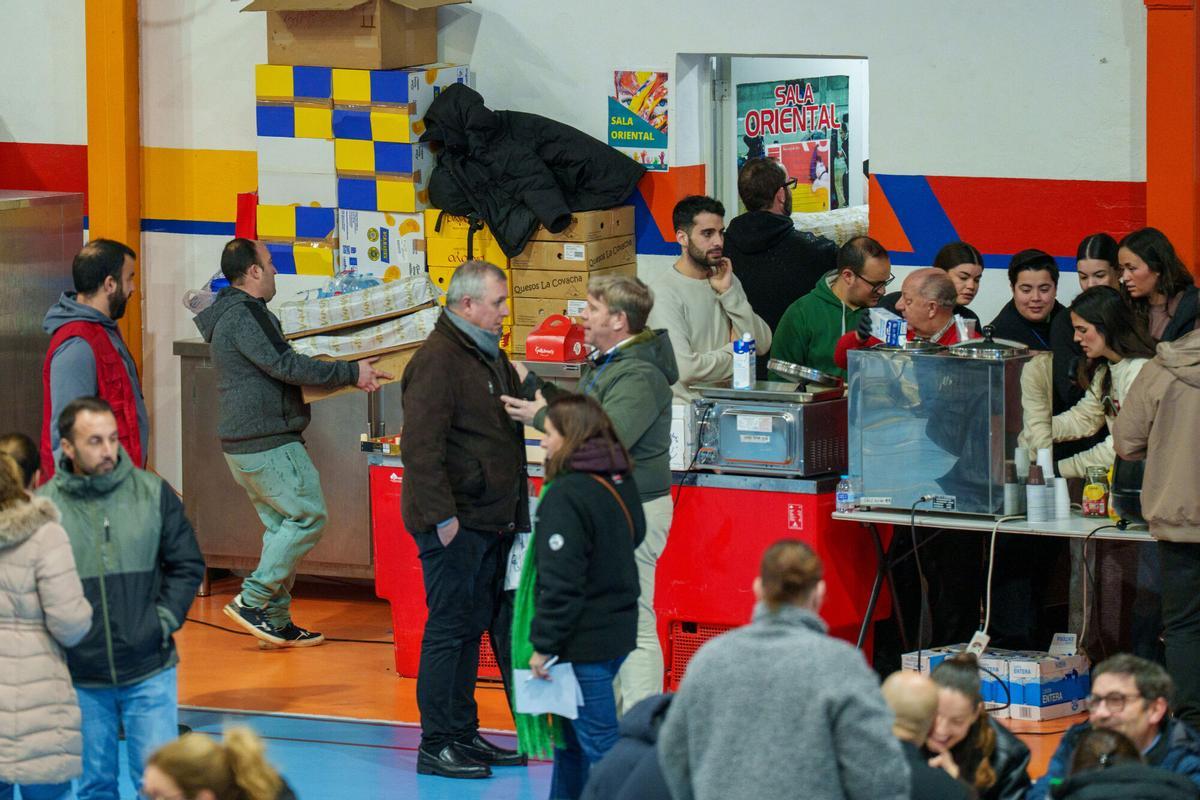 Imágenes del polideportivo El Fuerte en Ronda donde se encuentran los desalojados de Grazalema y de la Estación de Benaoján