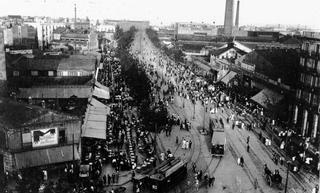 Avenida de obreros y burgueses