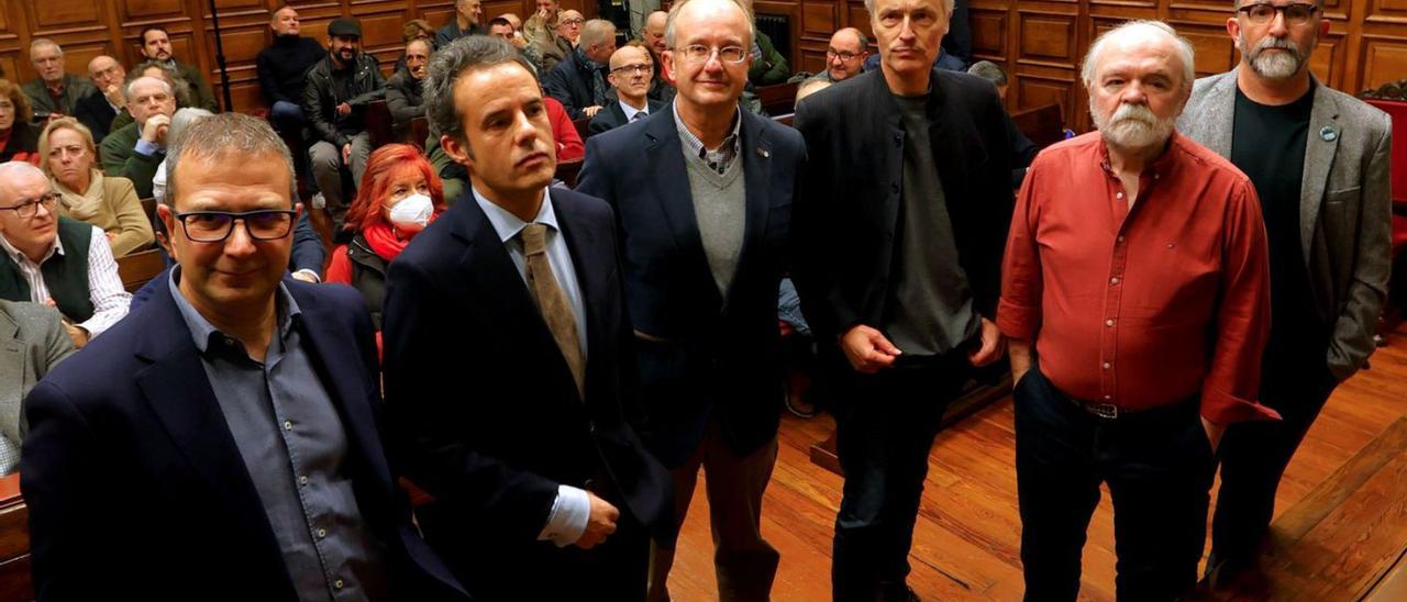 Por la izquierda, Fernando Rubiera, Nacho Cuesta, el decano del Colegio de Sociólogos, Jacobo Blanco; Hans van der Broek, García Oviedo y Juan Álvarez. | Miki López