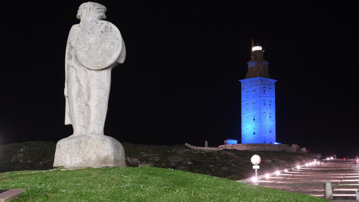 La Torre de Hércules, iluminada de azul