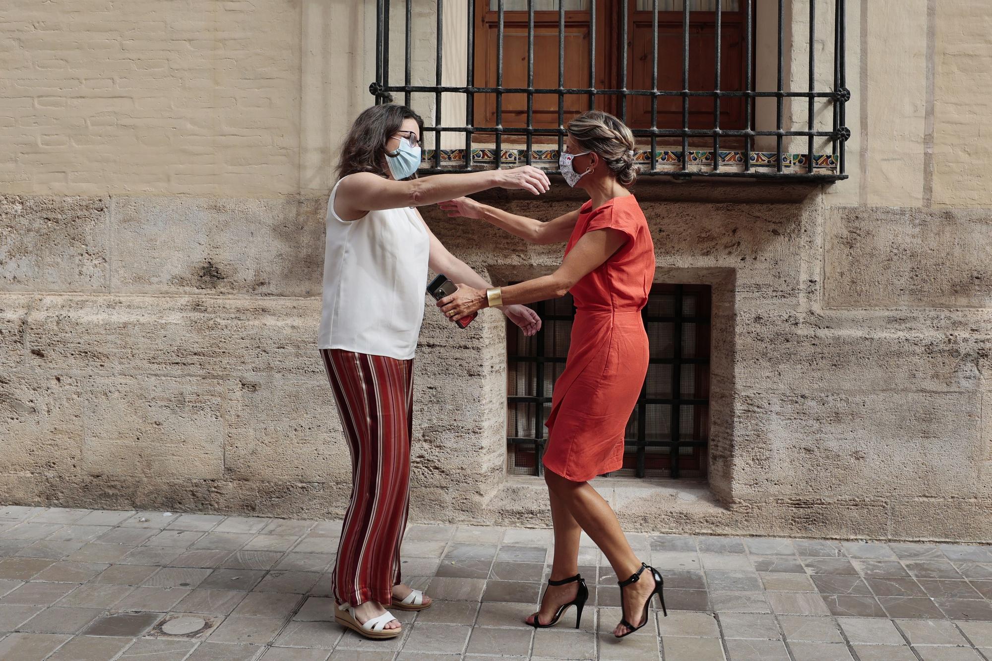 Monica Oltra y Yolanda Díaz, abrazándose antes de un encuentro en Valencia el pasado 13 de septiembre de 2021.