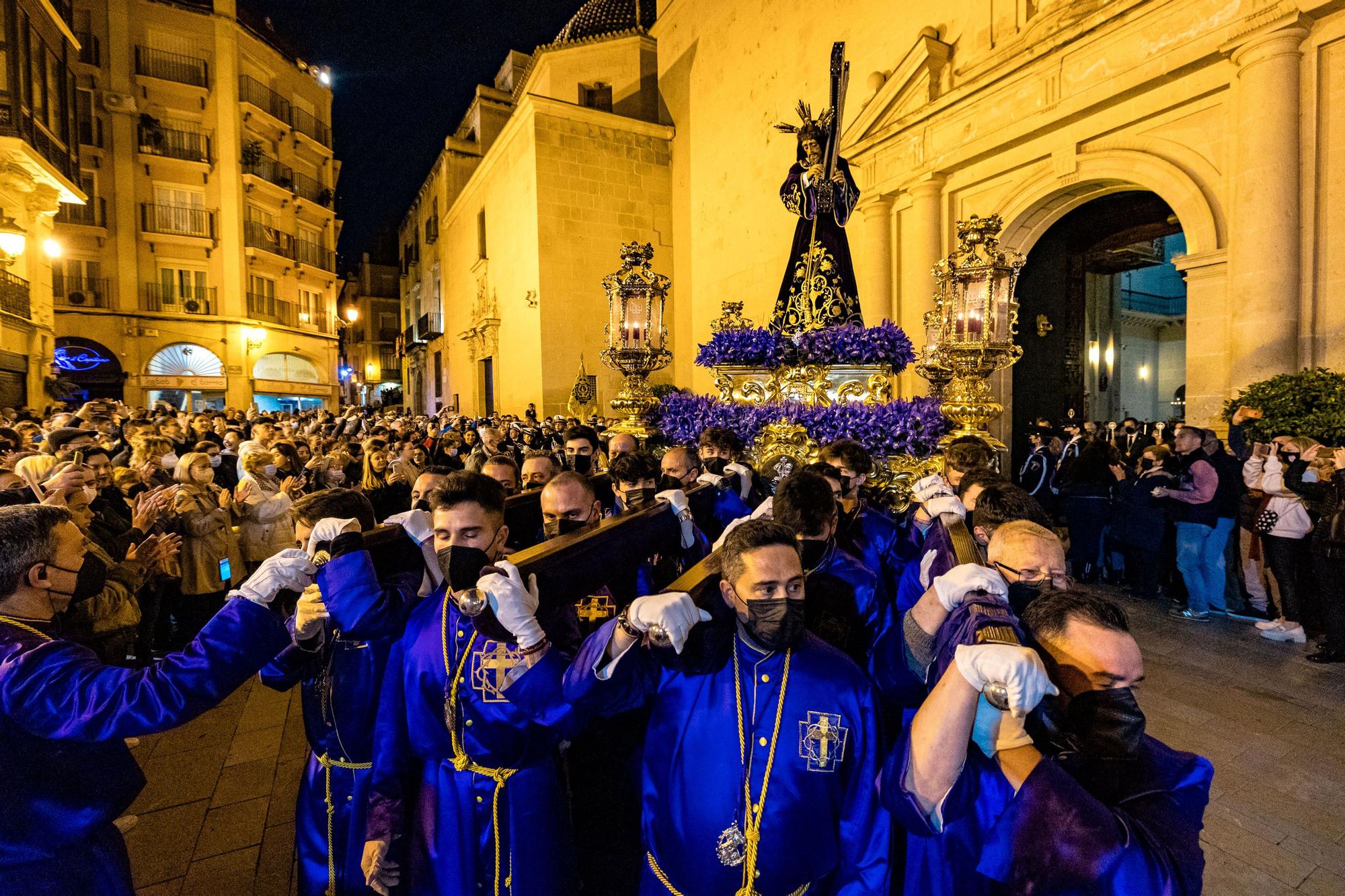 Nuestro Padre Jesús La hermandad de Nuestro Padre Jesús cierra esta jornada con la salida, tras dos años de parón por la pandemia, de la procesión desde la Concatedral de San Nicolás con la imagen titular del Nazareno con la cruz, anónimo de Escuela Valenciana que data de 1942; y la Santísima Virgen de las Penas, obra de Víctor García Villalgordo en 2008, ambas en sus tronos recién restaurados pues la corporación fundada en 1941 ha aprovechado para modernizar las estructuras que dan soporte a las esculturas por las calles.