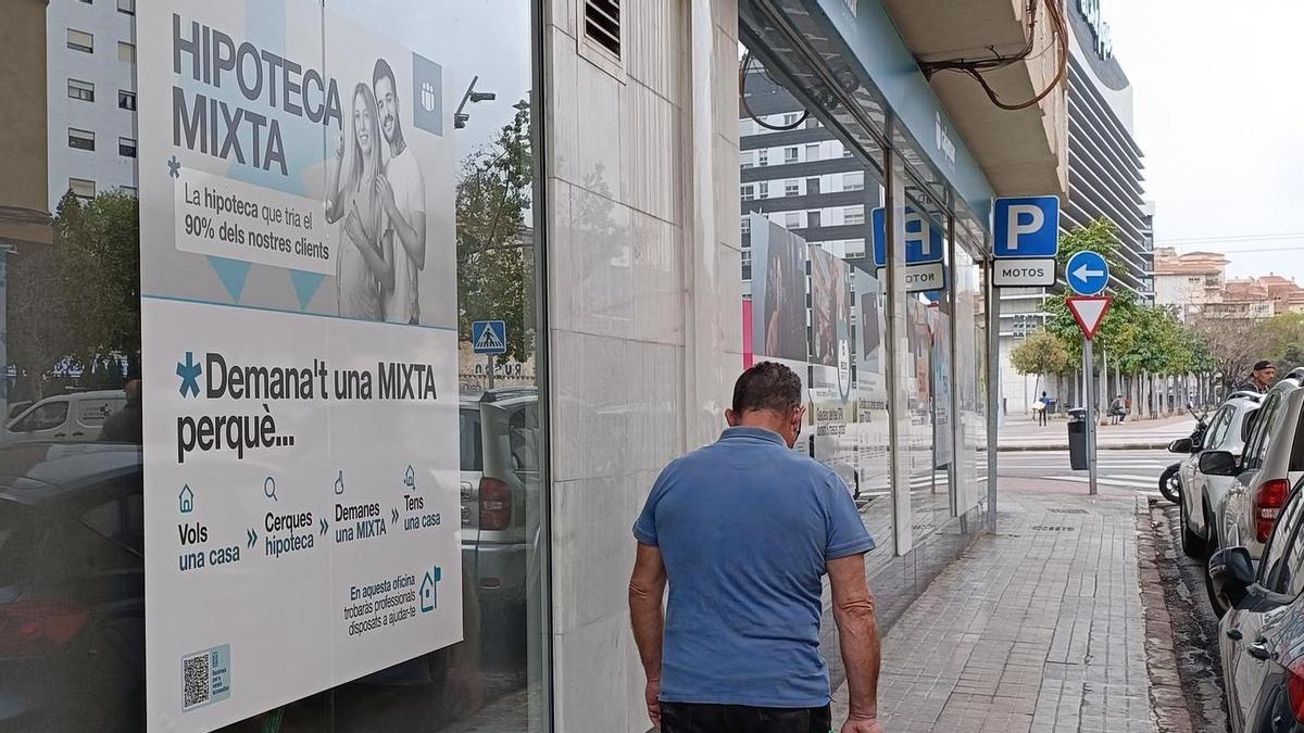 Anuncio de una hipoteca en el exterior de una sucursal financiera de Castellón.