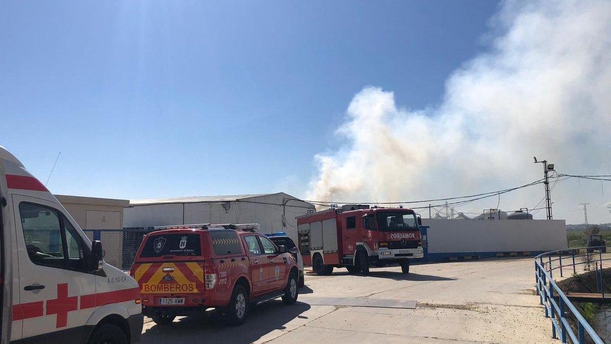 Arde una nave de fruta en la pedanía pacense de Gévora