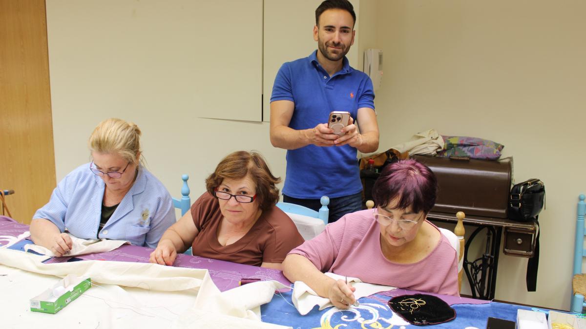 El 'instagrammer' Alberto Vidal López grababa las puntadas que realizaban en oro y sedas las bordadoras del Paso Azul.