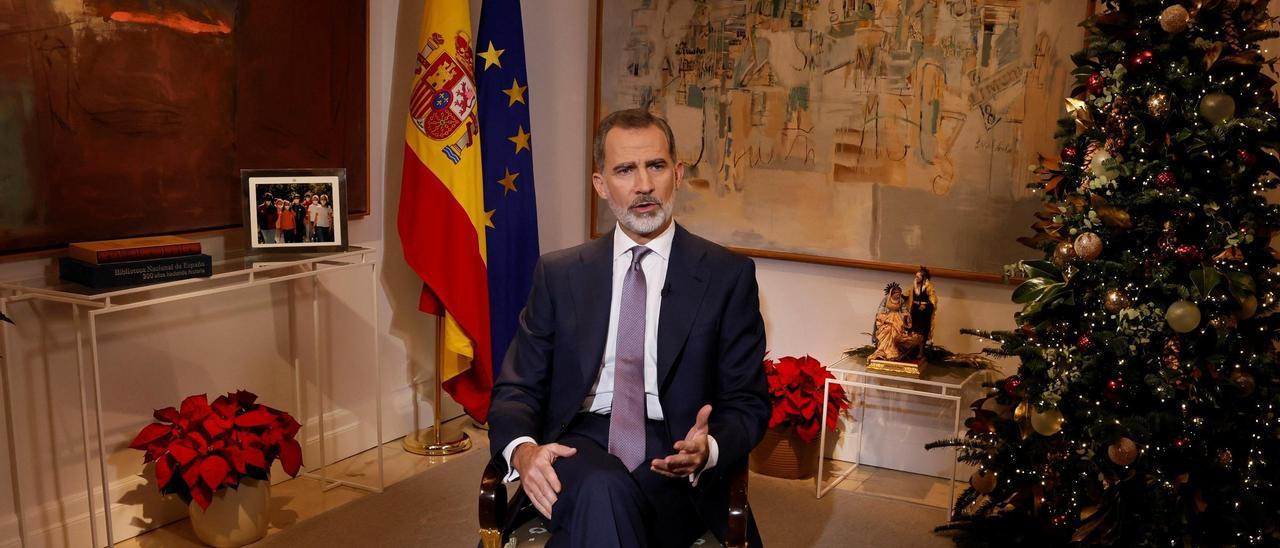 Imagen del Rey Felipe VI durante su tradicional discurso de Nochebuena desde el Palacio de la Zarzuela.