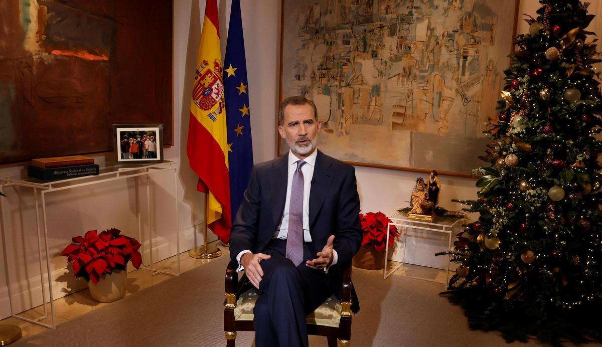 Imagen del Rey Felipe VI durante su tradicional discurso de Nochebuena desde el Palacio de la Zarzuela.