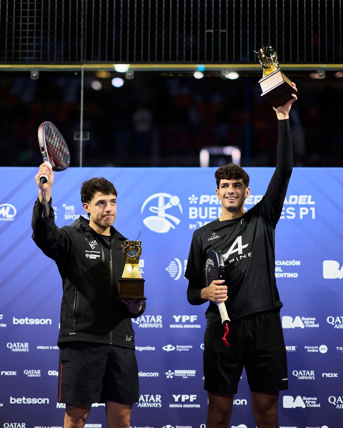 Tapia y Colleo con sus trofeos