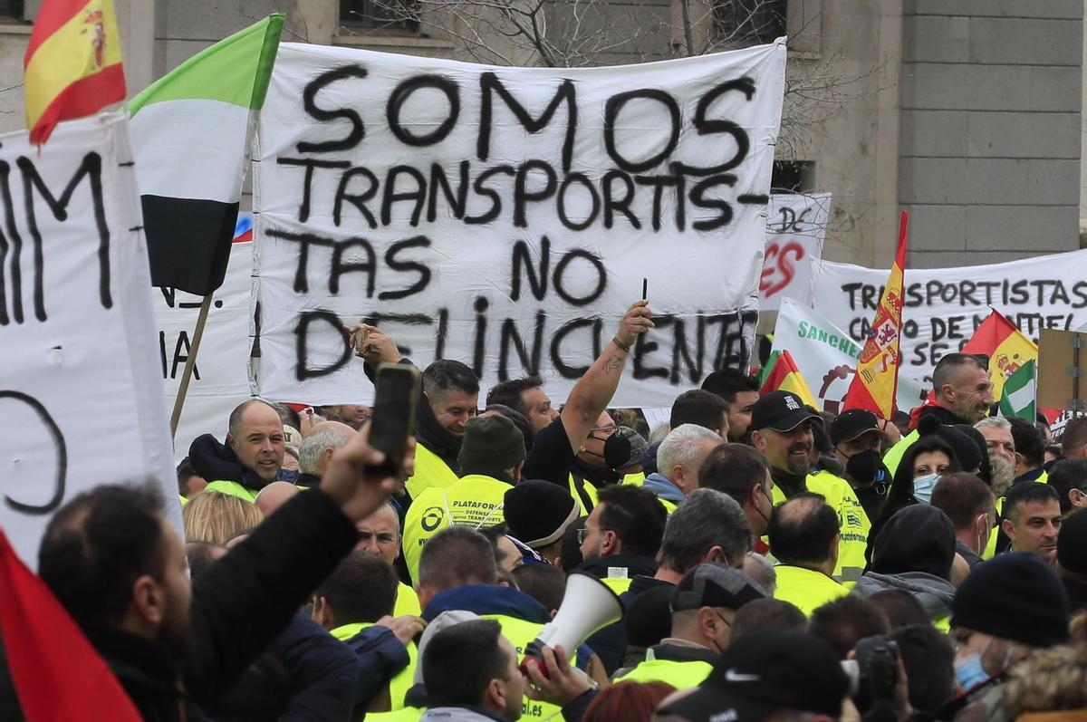 La plataforma de transportistas de mercancías que convocó el paro del sector se manifiesta en Madrid para que el Gobierno visualice a las miles de familias que representa el colectivo. EFE/Fernando Alvarado