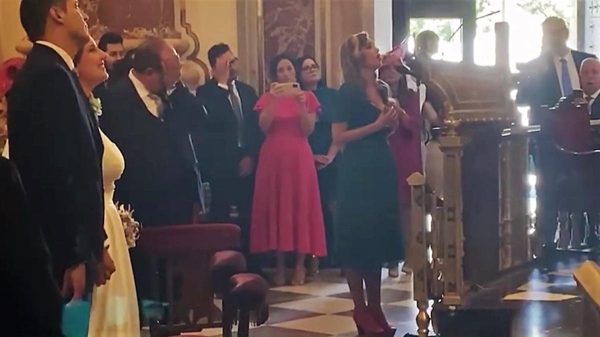 Aisha canta la salve en presencia del público y los novios