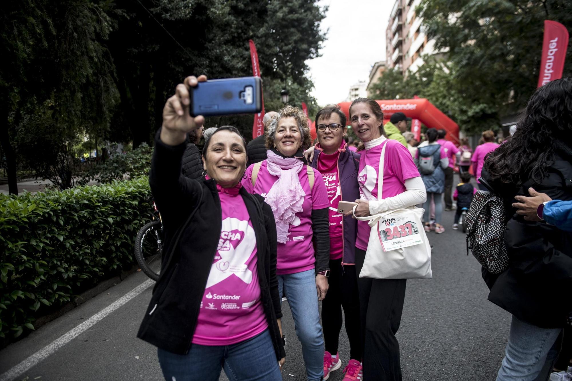 GALERÍA | Así fue la Marcha Rosa contra el cáncer en Cáceres