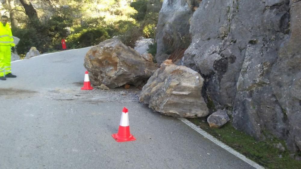 Una gran roca se desploma sobre la carretera de sa Calobra