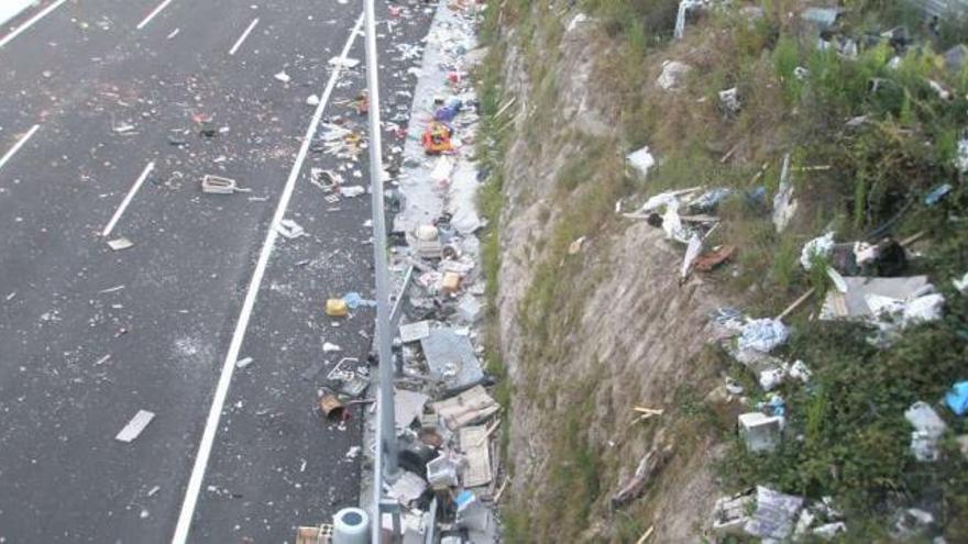 Basura acumulada en los márgenes de la tercera ronda a su paso por Penamoa. / la opinión