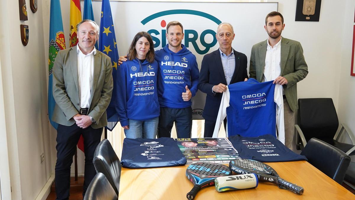 Por la izquierda, Alfonso Cruz, Nerea Janeiro, Nacho Torres, Jesús Abad y Nacho Feito, durante el acto de presentación en el Ayuntamiento.