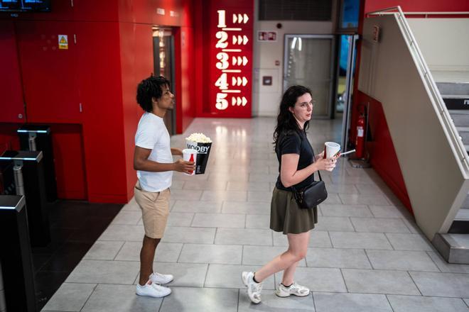 "Cuando te acostumbras al inglés, no quieres volver atrás": por qué la versión original triunfa en los cines de Barcelona