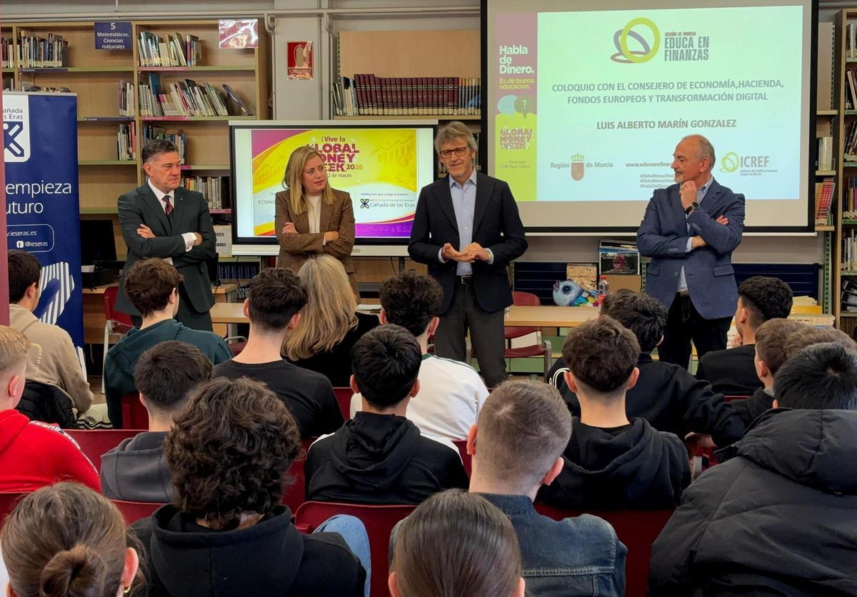 Un momento de la charla sobre economía y finanzas que mantuvo el consejero de Economía, Hacienda, Fondos Europeos y Transformación Digital, Luis Alberto Marín, con alumnos del IES Cañada de la Era.