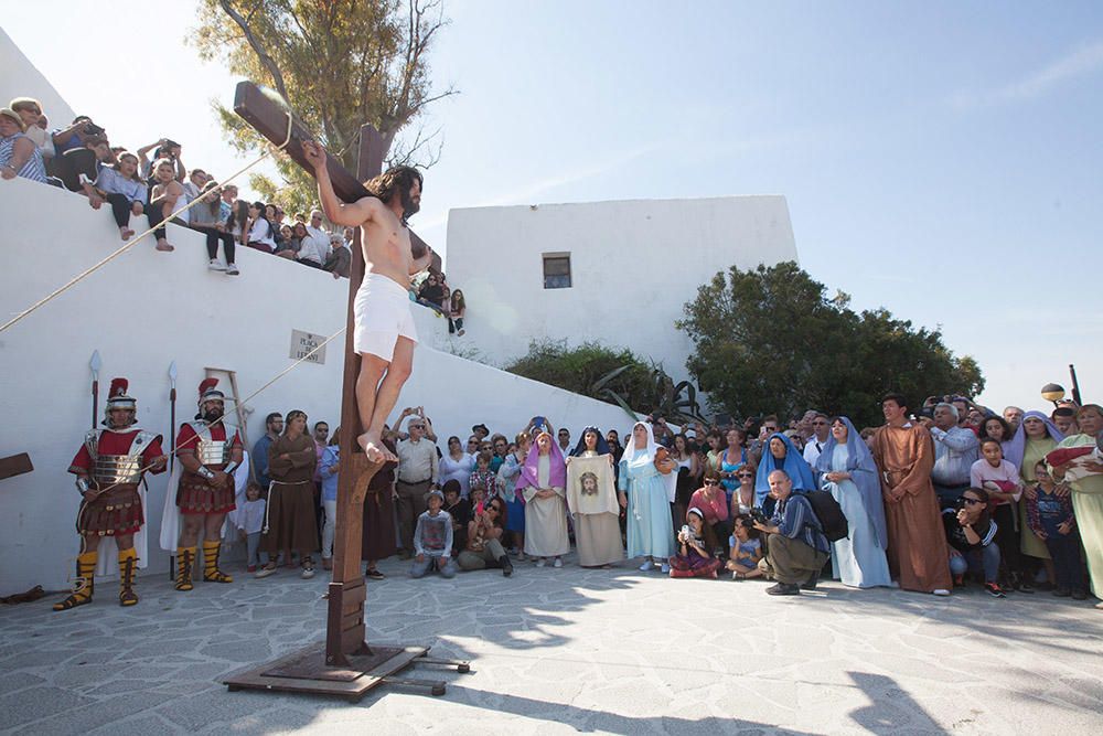 Centenares de personas asisten en el Puig de Missa a la recreación de la muerte de Jesucristo.