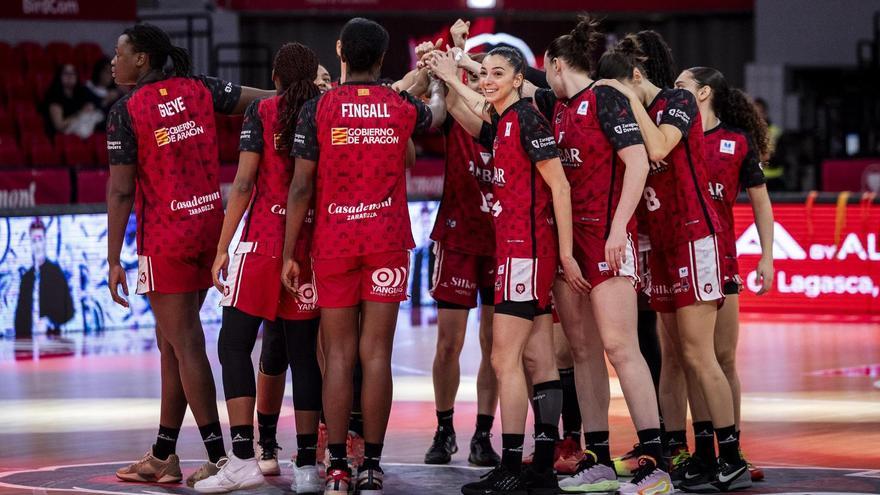 Las jugadoras del Casademont Zaragoza se conjuran antes de un partido.