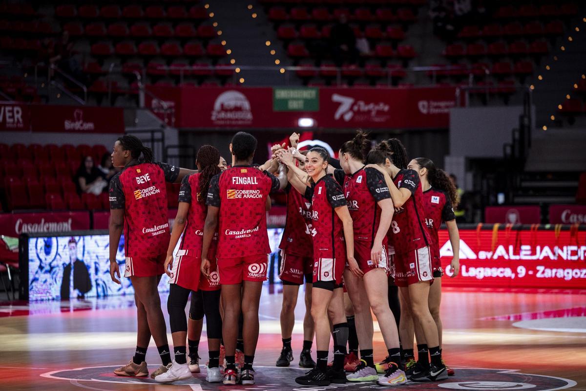 Las jugadoras del Casademont Zaragoza se conjuran antes de un partido.