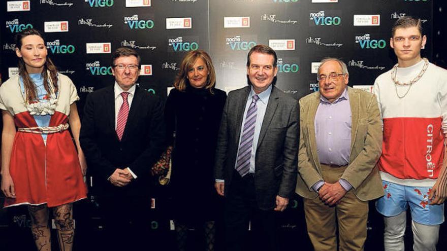 De izq. a dcha., el edil Carlos López Font; la diputada Carmela Silva; Abel Caballero, alcalde de Vigo, y Cayetano Rodríguez, concejal de Turismo, ayer, en la sala de conciertos de Madrid. // FdV