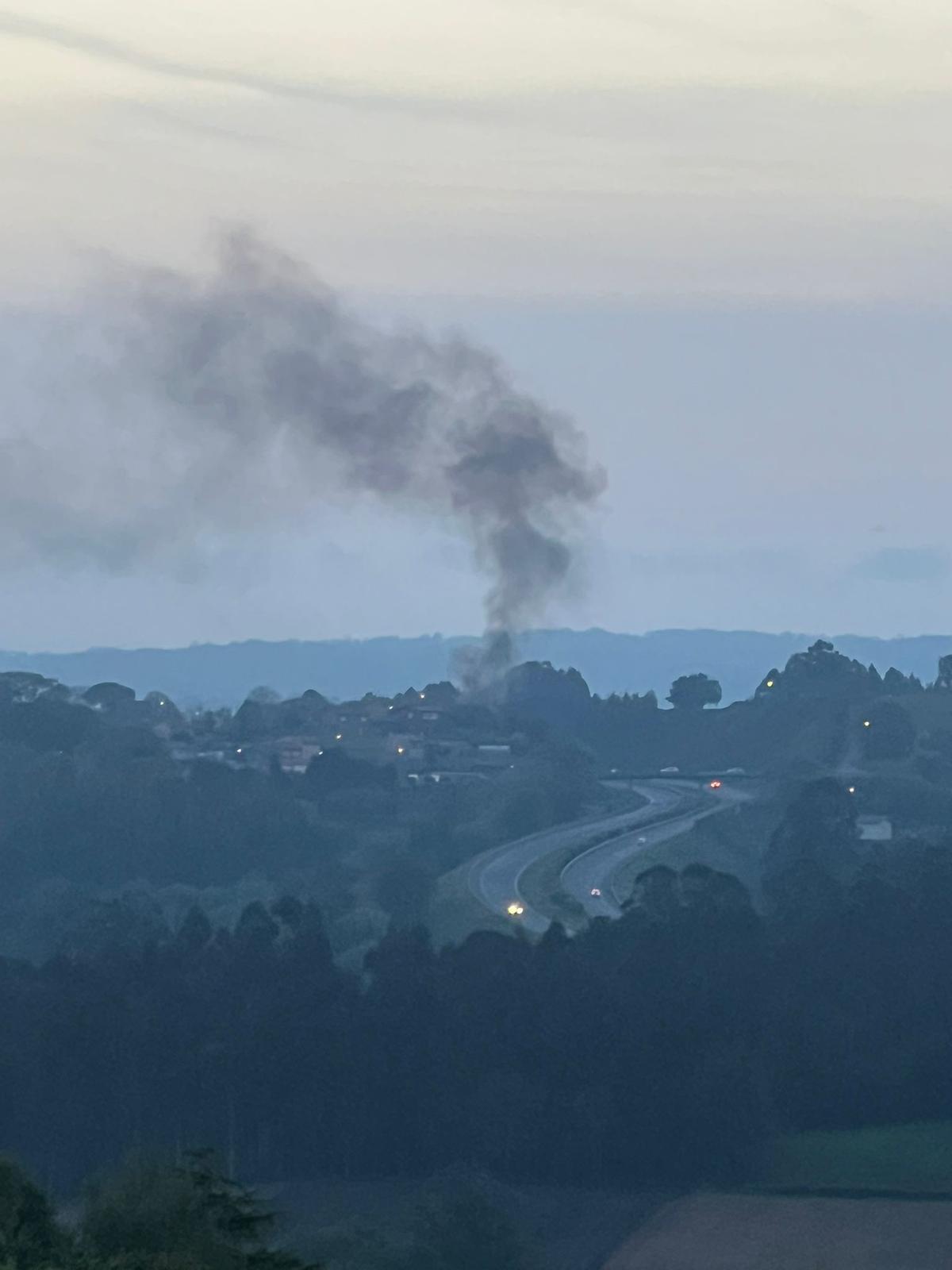El humo por el incendio en Cambre de un coche híbrido que circulaba por la A-6 era visible desde Santa María de Vigo.