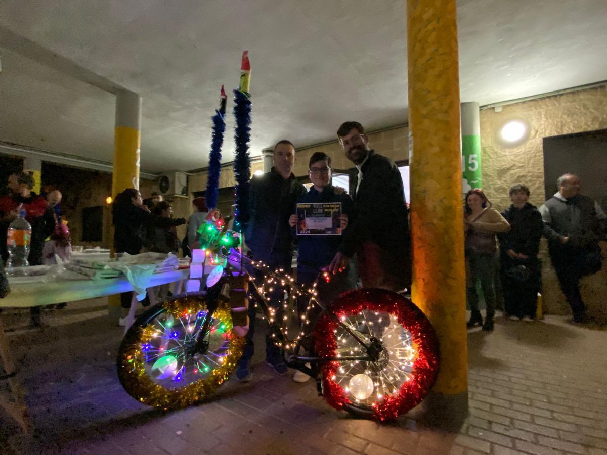 Una de las bicis adornadas e iluminadas