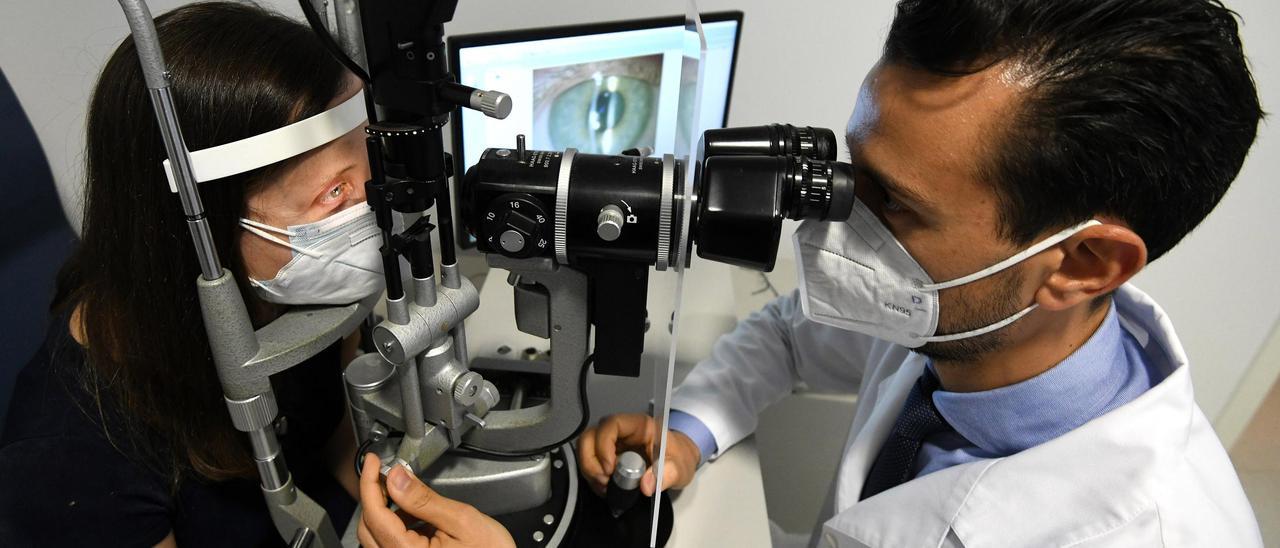 Daniel Villoria revisando los ojos de una paciente.