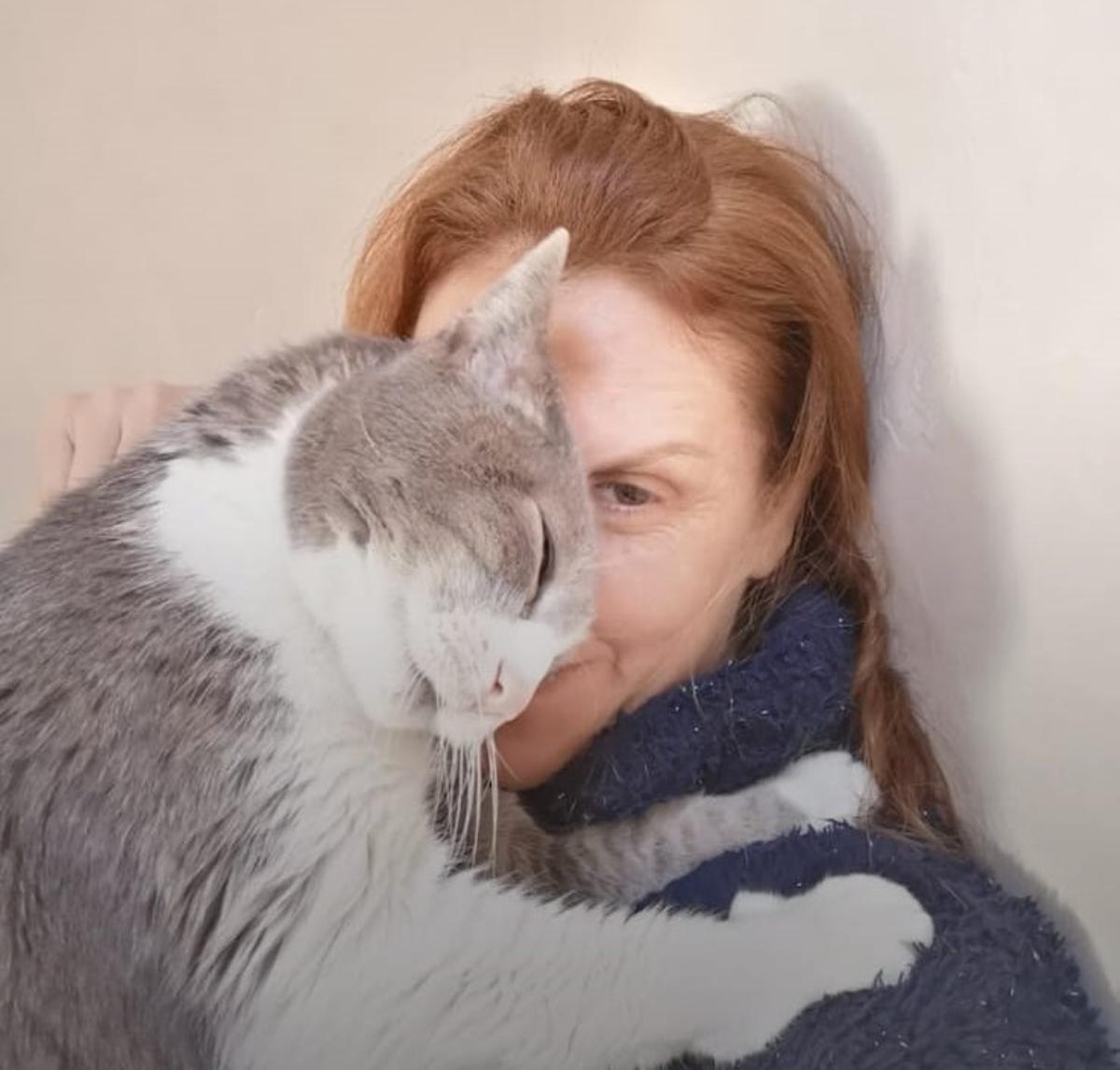 Carmen Sabalete y su gato Carusso, antes de que este falleciera en 2020.