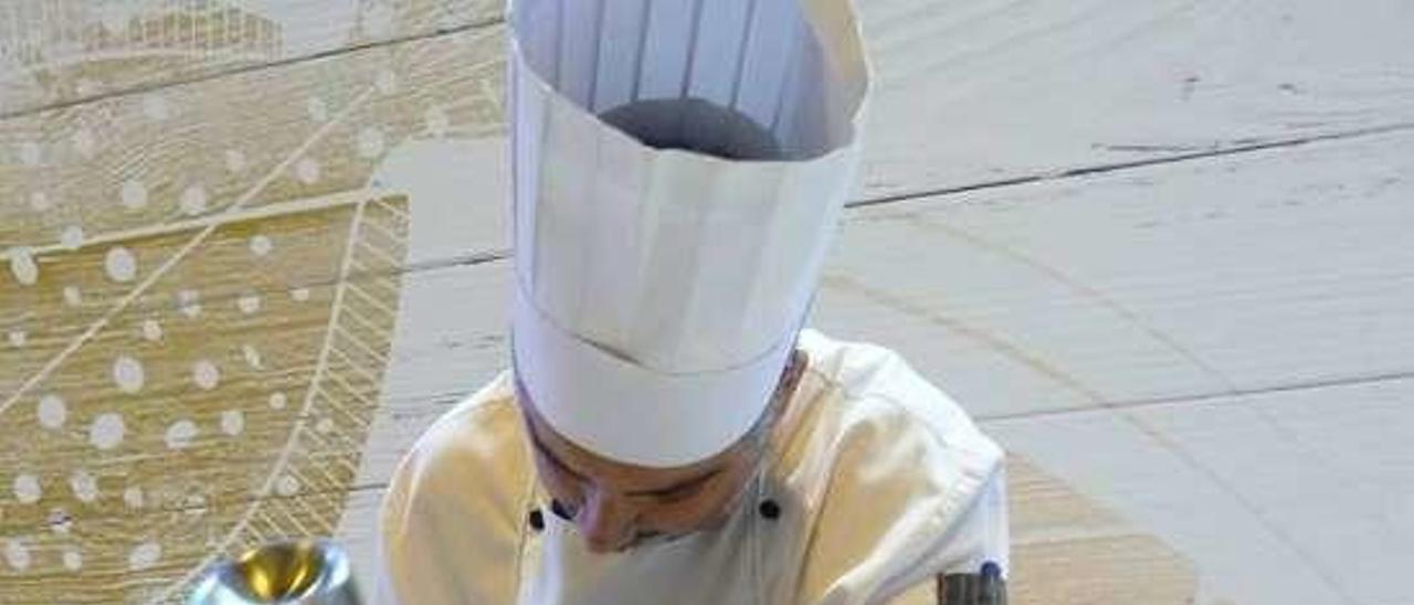 Preparación de producto en el Salón de Gourmets. // Mexillón de Galicia