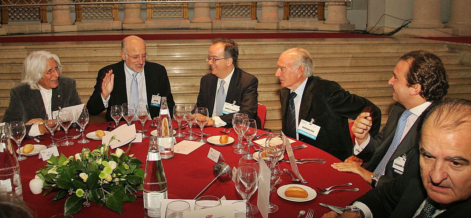 En una cena del Instituto de Empresa Familiar en Palma. De izda. a dcha., Miquel Fluxá, Juan Roig, Simón Pedro Barceló, Mariano Puig y Salvador Palmada.