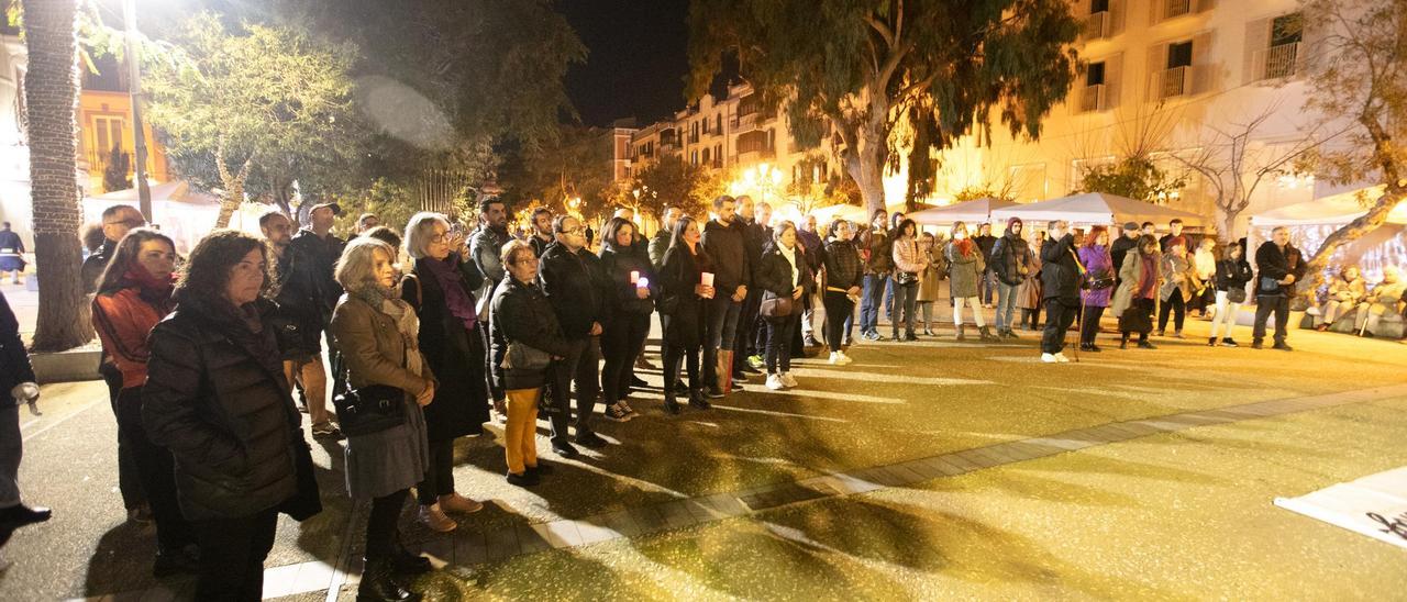 Concentración en Vara de Rey contra la muerte de seis mujeres la primera semana de enero