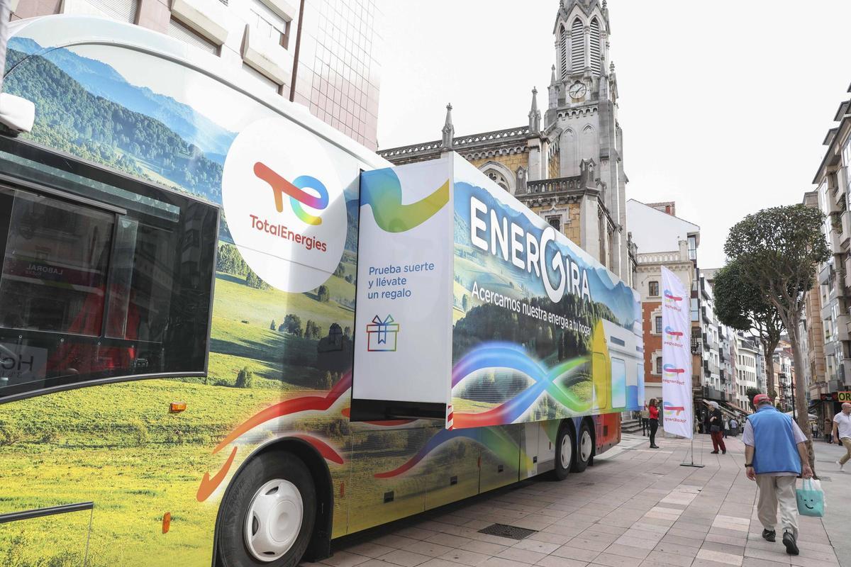 Autobús interactivo de TotalEnergies en Oviedo.