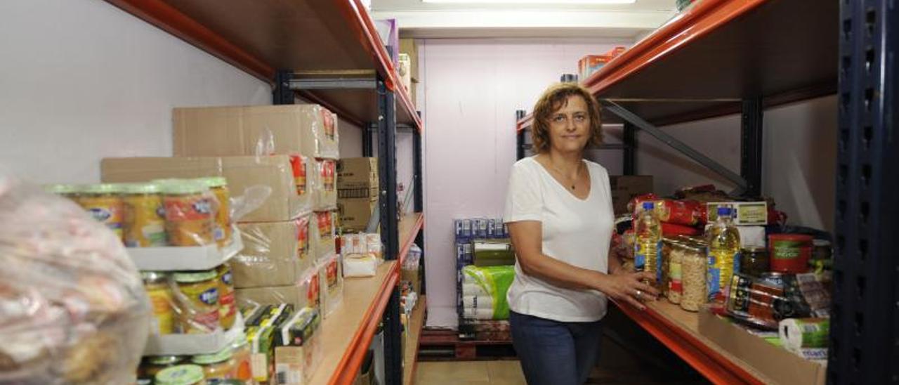 Lourdes Tejedor, en el almacén de Cáritas de A Estrada. |   // BERNABÉ/JAVIER LALÍN