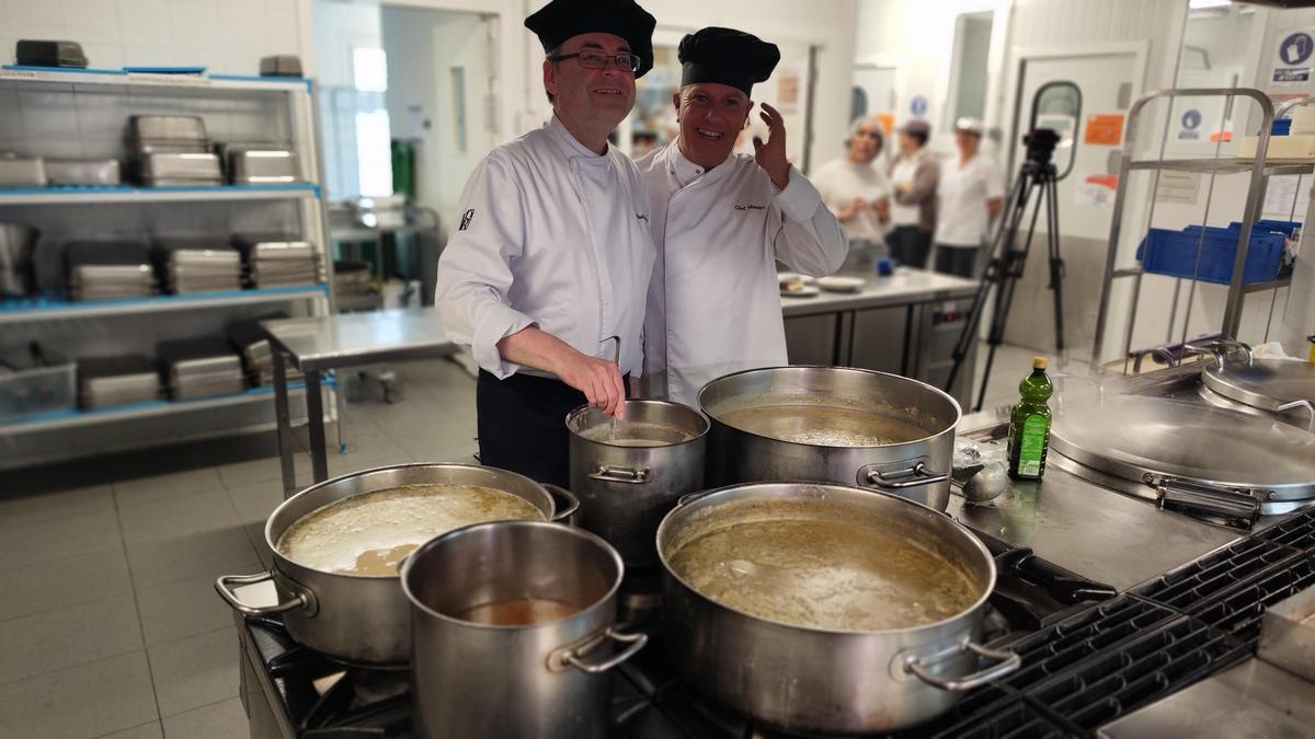 Los cocineros, con las ollas de fabes que estaban preparando. | A. Velasco