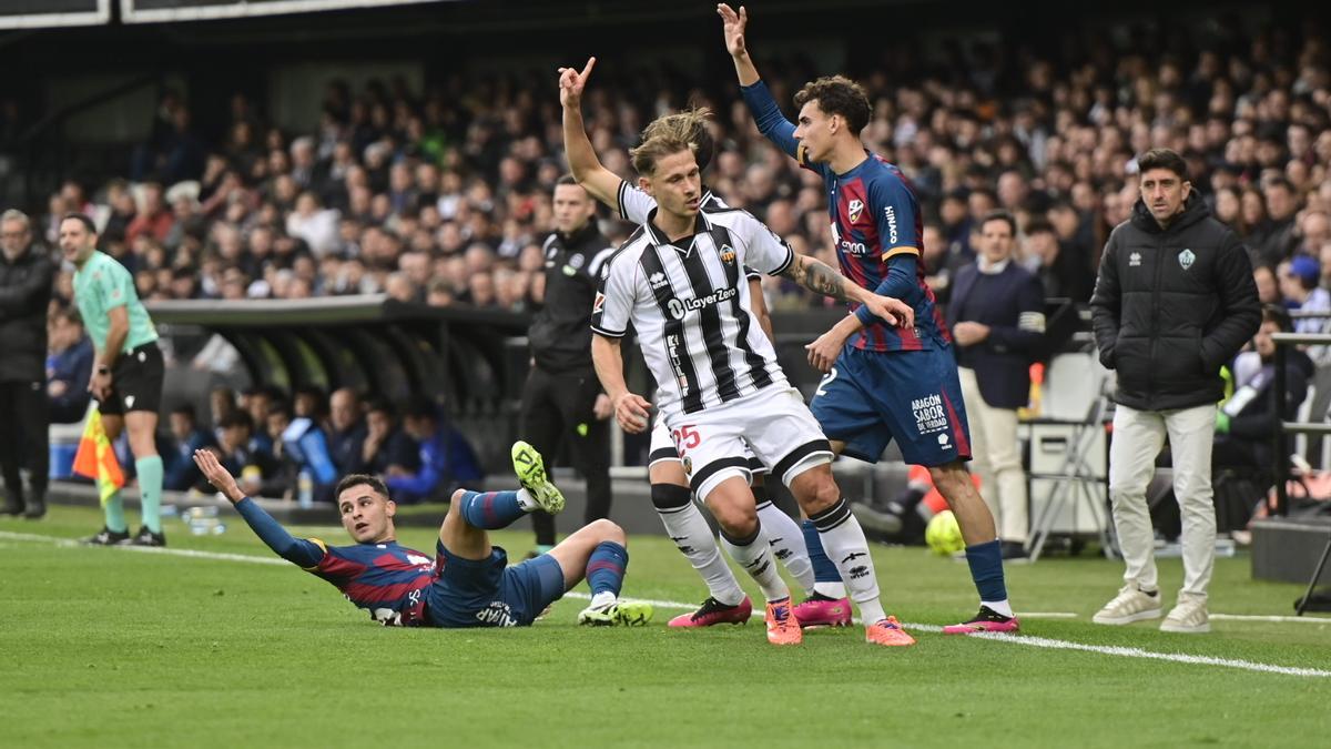 Pablo Hernández, al fondo, observa una acción de Ronaldo Pompeu.