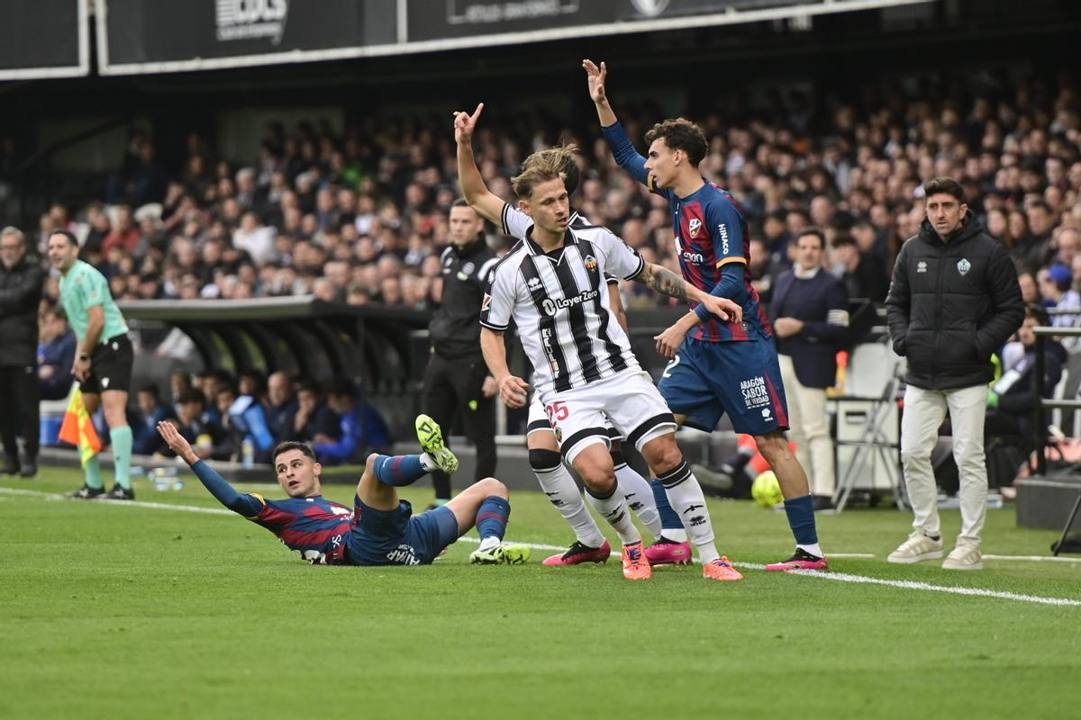 Pablo Hernández, al fondo, observa una acción de Ronaldo Pompeu.