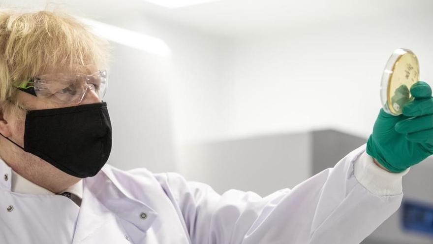 Boris Johnson, en una visita a la fábrica de la vacuna de Astrazeneca.