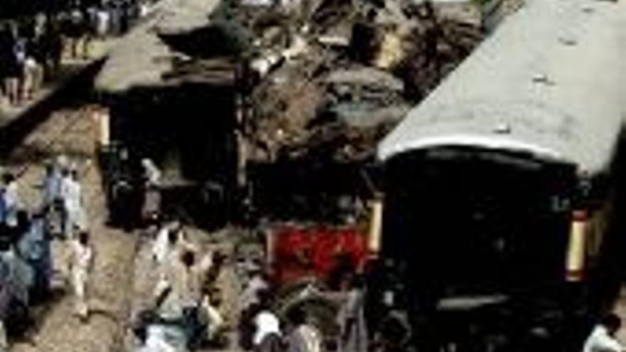 Un accidente de tres trenes en Pakistán causa 128 muertos