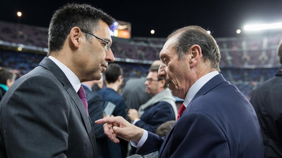 Quini saluda a Josep Maria Bartomeu en una visita al Camp Nou.