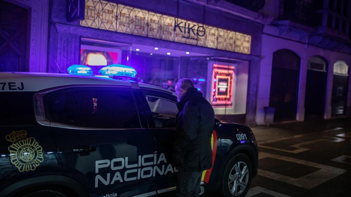 La Policía Nacional charla con un vecino de la capital para recordarle las normas. | Jose Luis Fernández