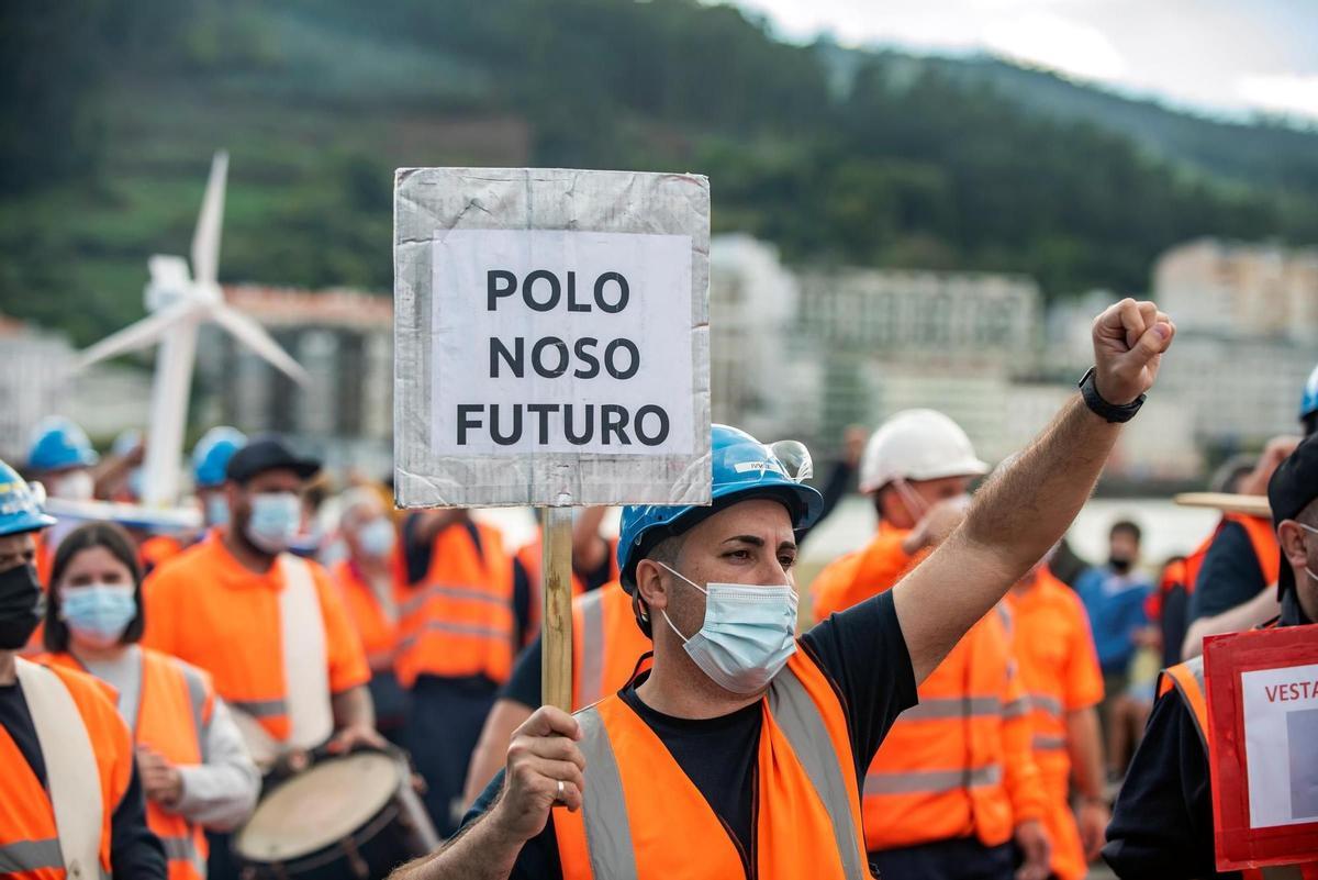 Una convocatoria contra la amenaza de cierre de las fábricas de aluminio primario de Alcoa, en San Cibrao, en una imagen de archivo. EFE/ Emilio Perez Vazquez