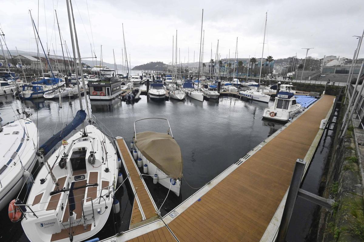 El hombre se arrojó al agua en la zona ubicada frente al centro comercial A Laxe.