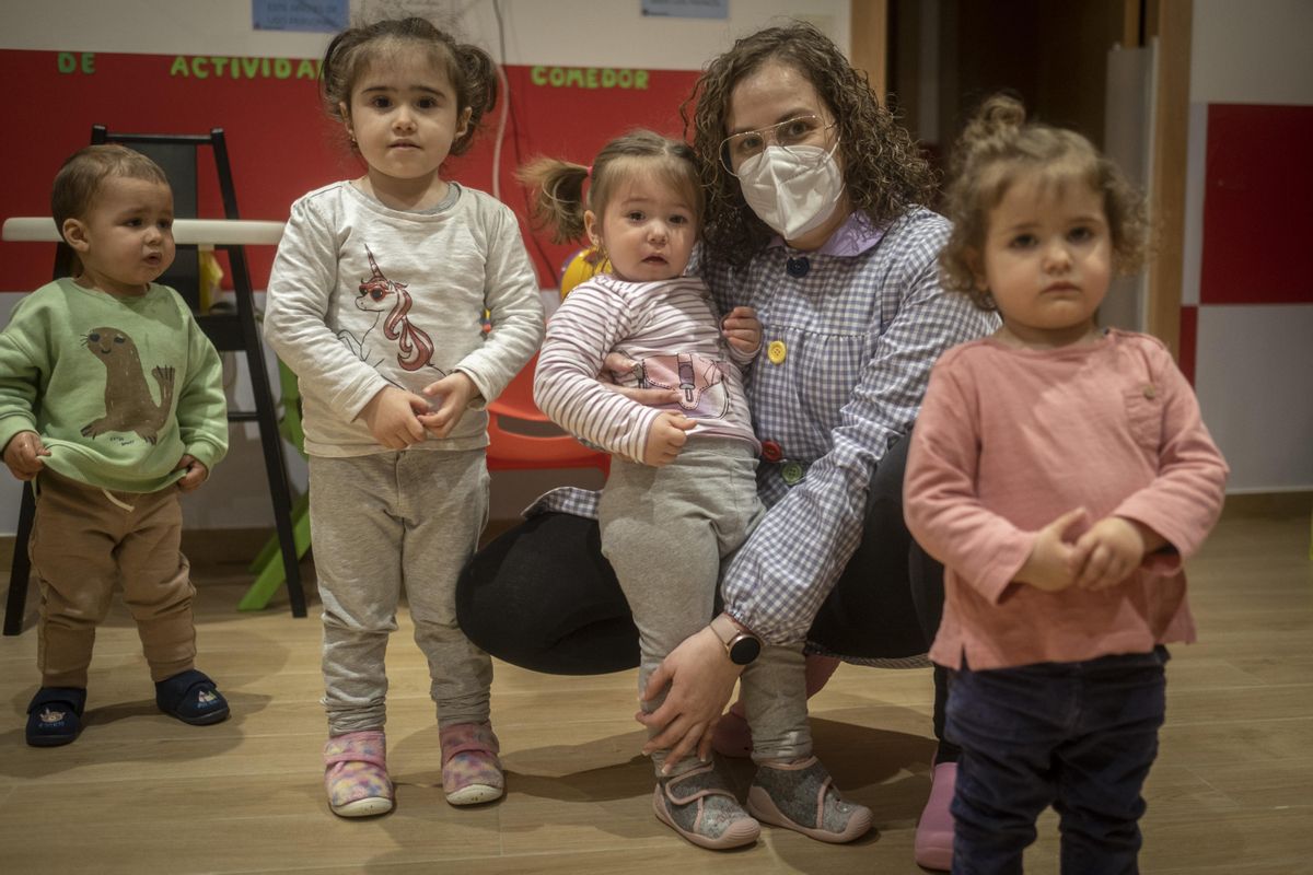María, con los usuarios de la casa nido Pequerrecho, en Leiro.