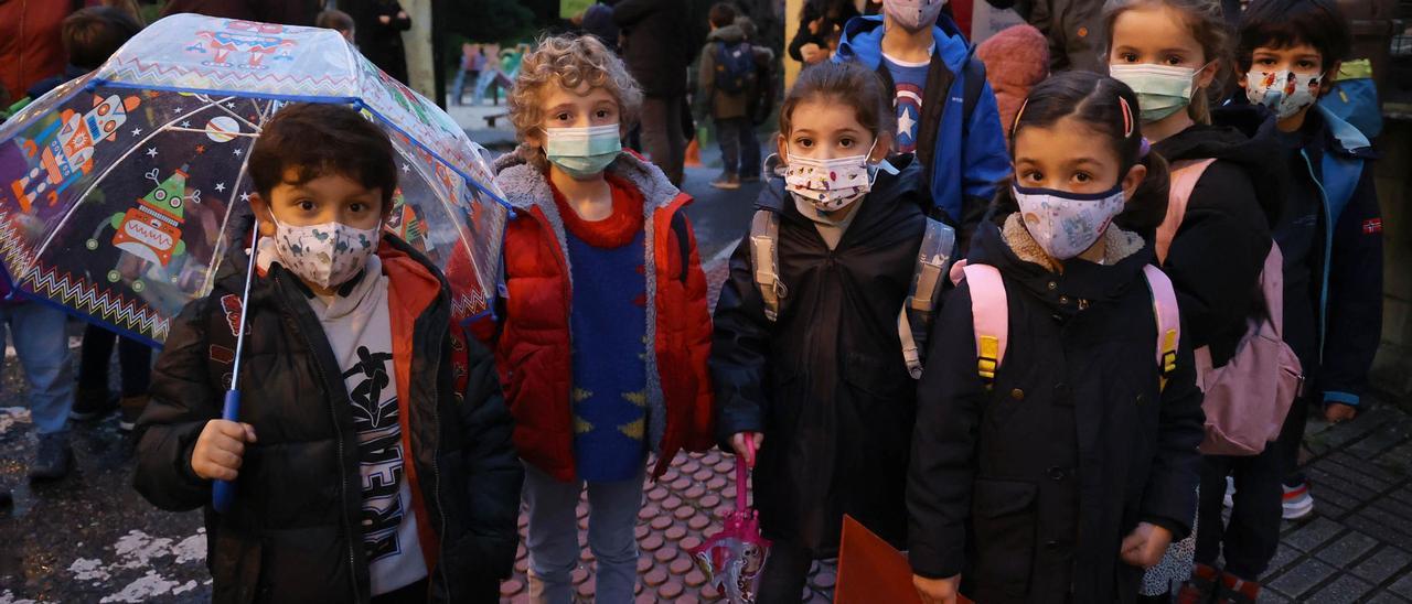 Alumnos del CEIP García Barbón, ayer, en la vuelta a las clases con la incidencia disparada