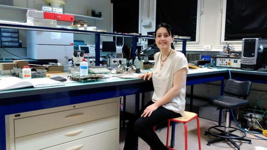 Yolanda Prezado, en el laboratorio del CNRS, en el Campus d&#039;Orsay, cerca de París. // FdV