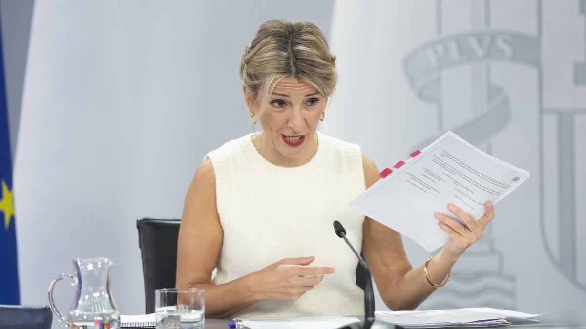 La vicepresidenta segunda y ministra de Trabajo y Economía Social, Yolanda Díaz, durante una rueda de prensa posterior al Consejo de Ministros, a 10 de enero de 2023, en Madrid (España).