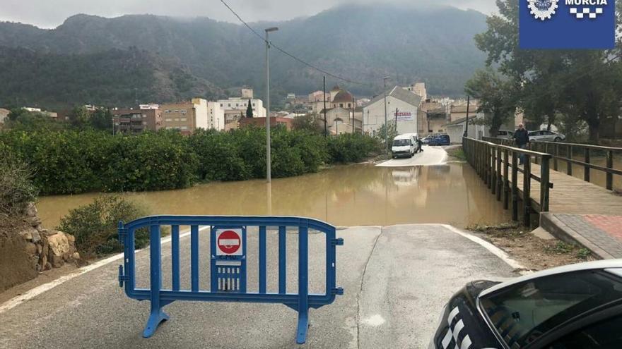 Murcia amanece con 15 calles cortadas tras las lluvias de la madrugada