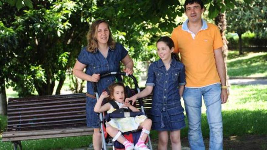 La pequeña Shamira Alonso, junto a sus padres y su hermana Salma.